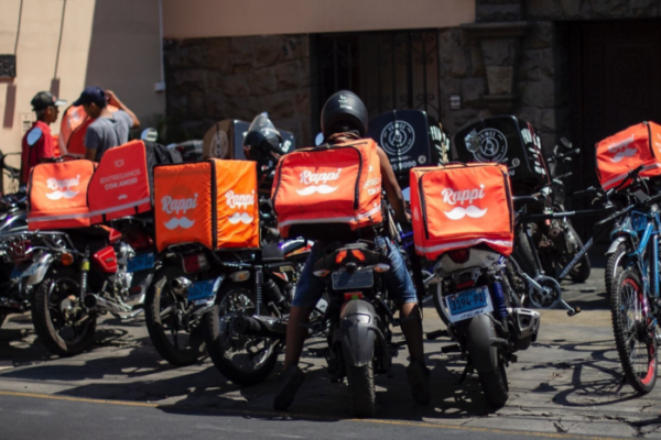 ENTREGADORES (FONTE: https://anrbrasil.org.br/pesquisa-inedita-traca-perfil-de-entregadores-e-motoristas-de-aplicativo-importantes-categorias-que-cresceram-na-pandemia/)