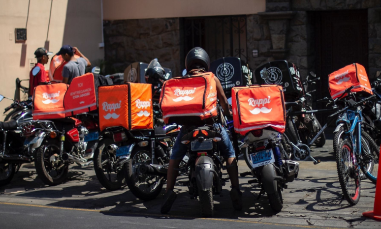 ENTREGADORES (FONTE: https://anrbrasil.org.br/pesquisa-inedita-traca-perfil-de-entregadores-e-motoristas-de-aplicativo-importantes-categorias-que-cresceram-na-pandemia/)