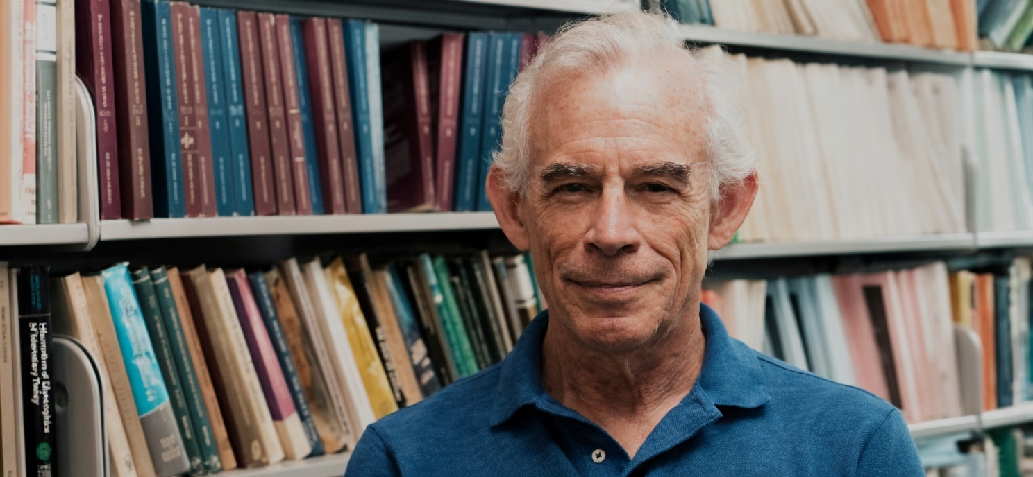 CHRISTOPHER SIMS (FONTE: https://www.ubs.com/microsites/nobel-perspectives/en/laureates/christopher-sims.html)