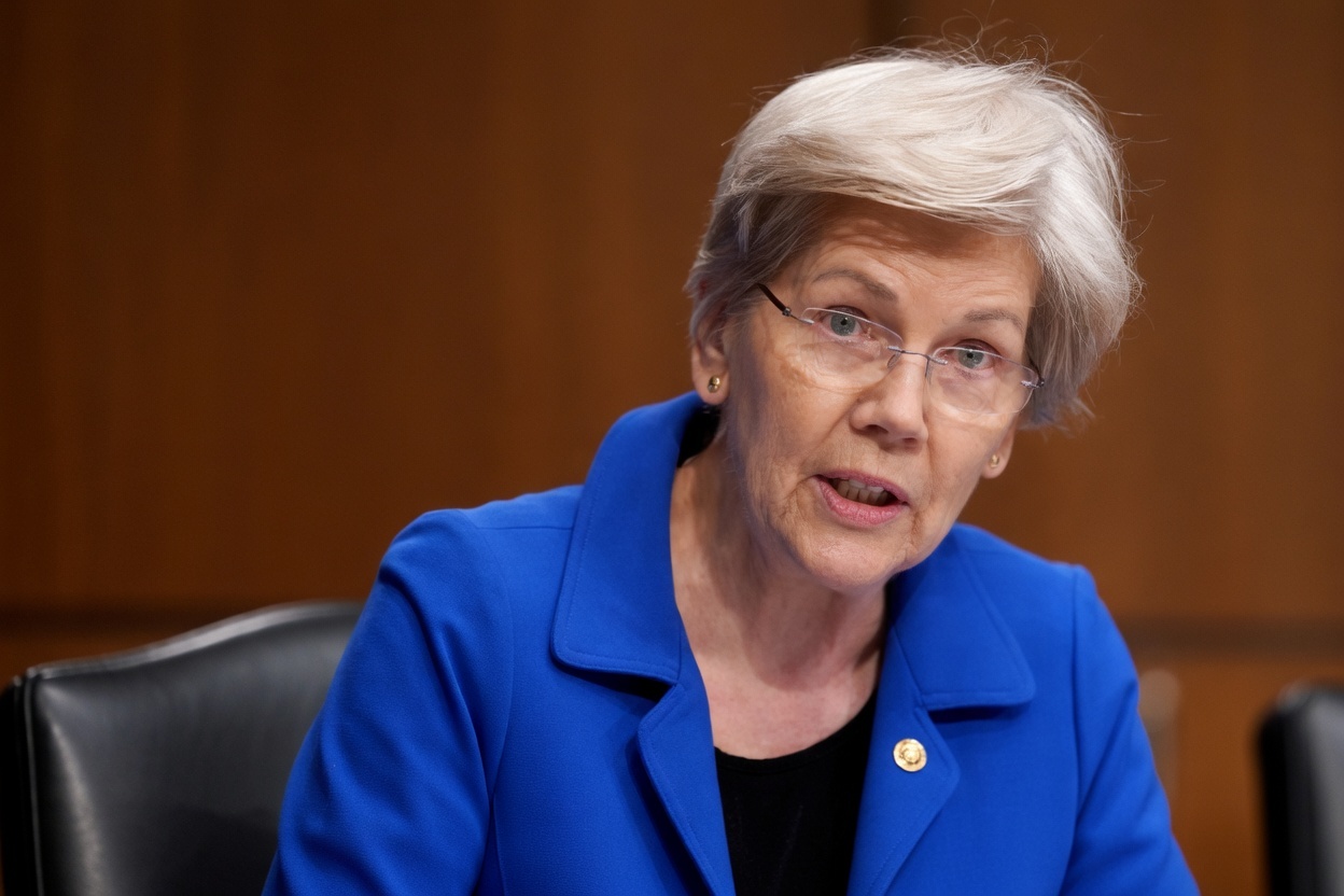 ELIZABETH WARREN (FONTE: https://www.bloomberg.com/news/articles/2024-11-13/elizabeth-warren-set-to-become-top-democrat-on-banking-panel?embedded-checkout=true)