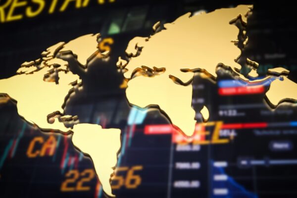 ECONOMIA GLOBAL (FONTE: https://www.brookings.edu/articles/global-economy-faces-a-conflux-of-change/)