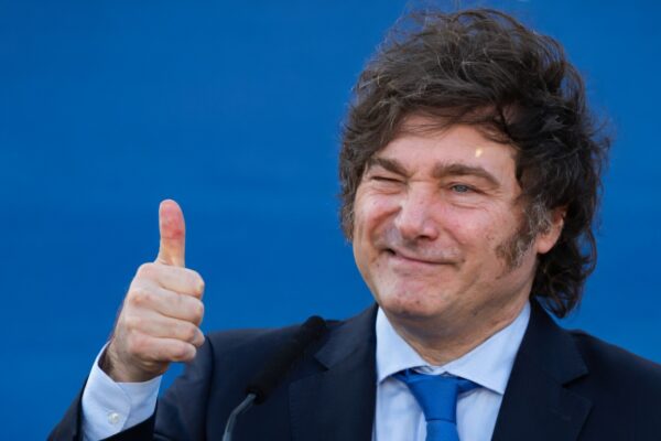 JAVIER MILEI (FONTE: https://www.gazetadopovo.com.br/mundo/milei-vitoria-eleicoes-legislativas-argentina-congresso-2025/)