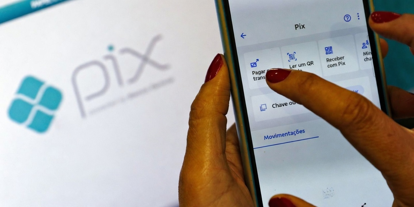 Ilustração de smartphone exibindo o aplicativo Pix com opção de pagamento por aproximação (NFC), representando o Pix por aproximação um ano após lançamento – imagem gerada por IA