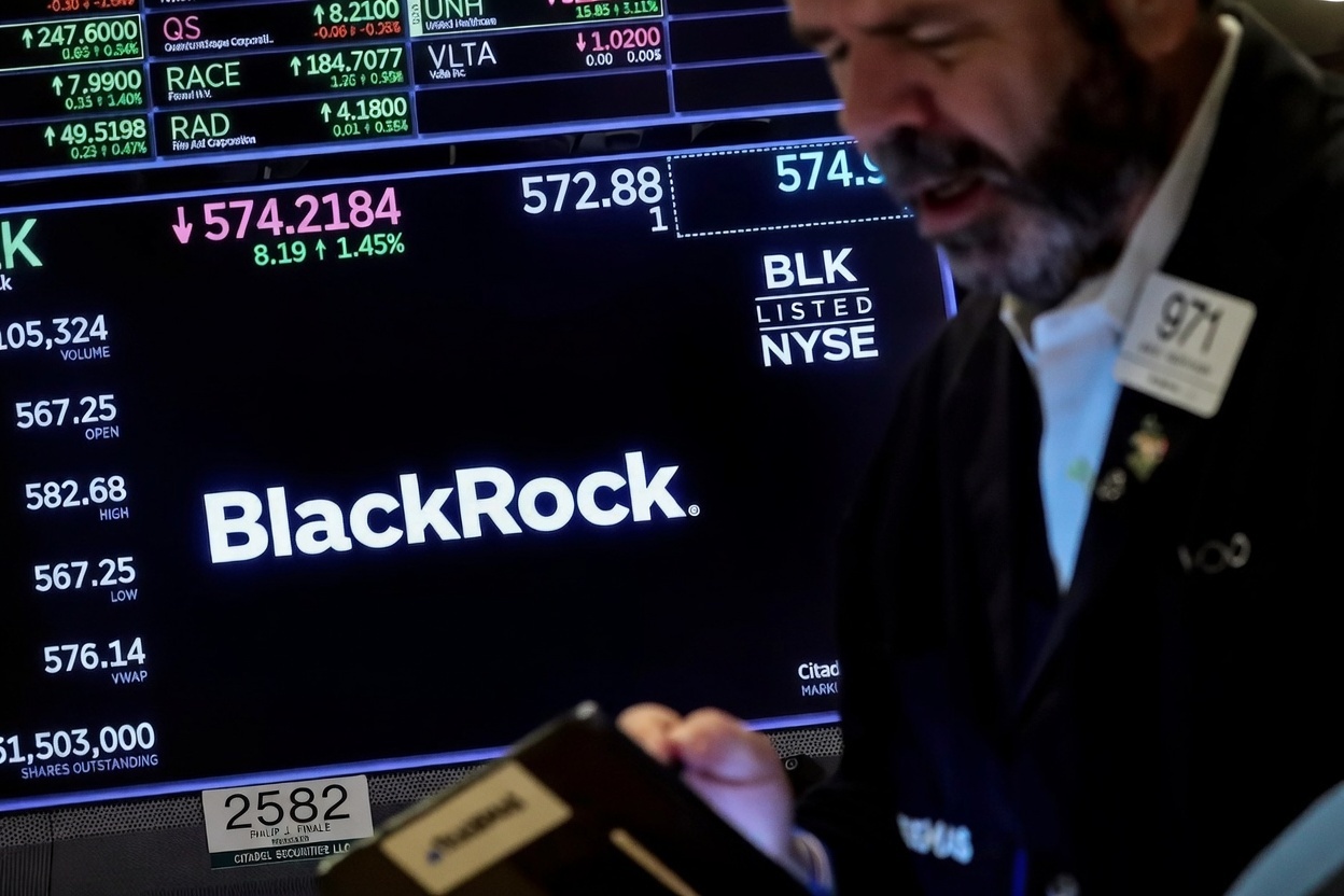 Um operador trabalha enquanto uma tela exibe informações de negociação da BlackRock no pregão da Bolsa de Valores de Nova York (NYSE), em Nova York, Estados Unidos, em 14 de outubro de 2022 (Foto: REUTERS/Brendan McDermid)